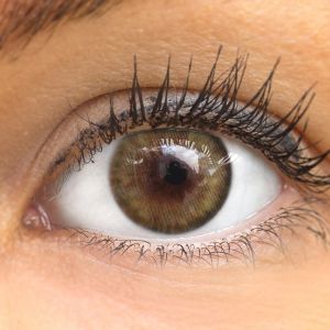 Nahaufnahme der Choco Kontaktlinsen, 14mm – weiche, natürliche und stark deckende Silikon-Hydrogel-Linsen für einen intensiven braune Augenlook.