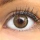 Nahaufnahme der Choco Kontaktlinsen, 14mm – weiche, natürliche und stark deckende Silikon-Hydrogel-Linsen für einen intensiven braune Augenlook.