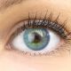 Nahaufnahme der Jasmine Blue Kontaktlinsen, 14mm – weiche, natürliche und stark deckende Silikon-Hydrogel-Linsen für einen intensiven blauen Augenlook.